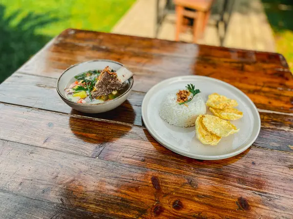 Hindistan cevizi sütlü erişte, kızarmış tavuk, kızarmış pilav, kızarmış pirinç ve hindistan cevizi sütü. Tayland yemeği, Tayland yemeği..