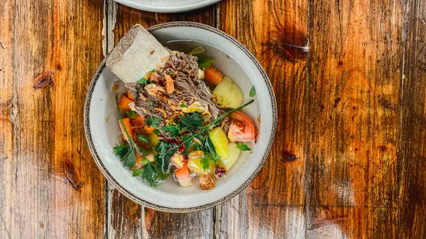 tavuklu ve sebzeli salata.