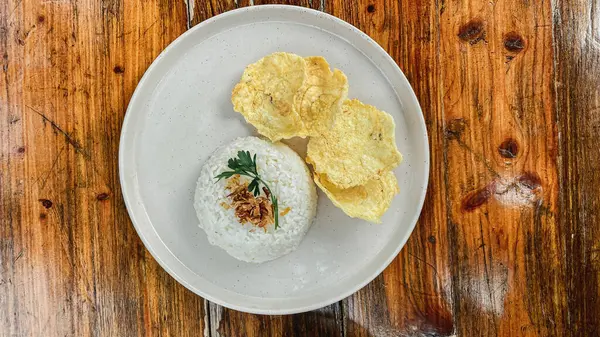 Kızarmış pilav, kızarmış tavuk ve kızarmış pilav.