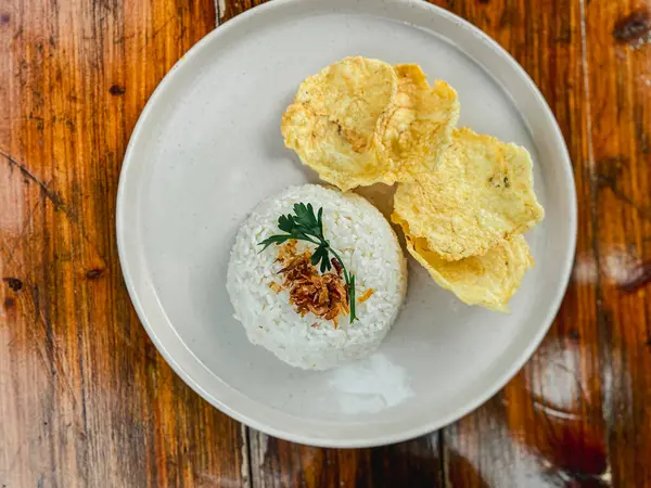 Tabakta kızarmış domuz ve pilav.