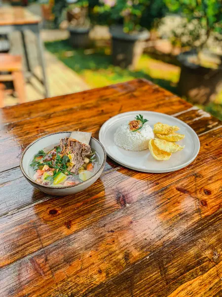 Tahta masada tavuklu pilav.