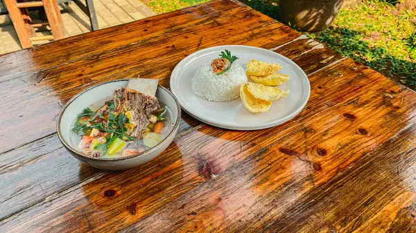 Pirinç ve sebzeli kızarmış tavuk.