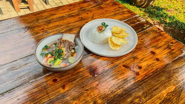 Karides, pirinç, tavuk ve sebzeli Tayland çorbası.