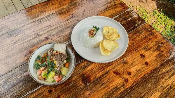 Tavuklu Tayland usulü pilav ve kızarmış yumurta, sebze ve sahanda yumurta.