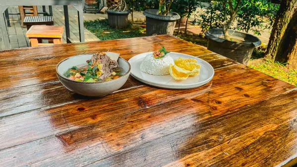 Restorandaki ahşap masada Tayland yemeği..