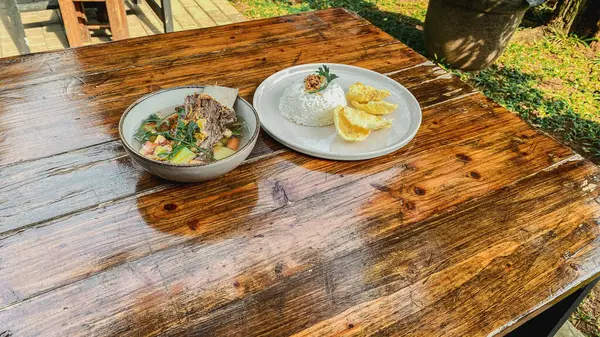 Tabakta lezzetli yemekler