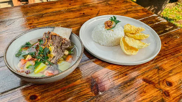 Tayland mutfağı. Kızarmış pirinç eriştesi.