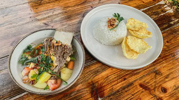 Ahşap masada kızarmış yumurta ve pilav.