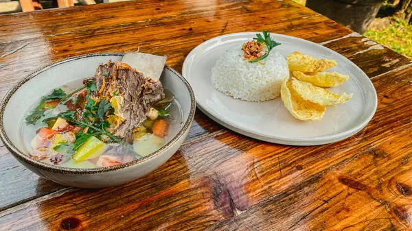 Tayland yemeği, baharatlı ve baharatlı çorba, kızarmış tavuk ya da balık, kızarmış pirinç, domuz eti, Tayland usulü.