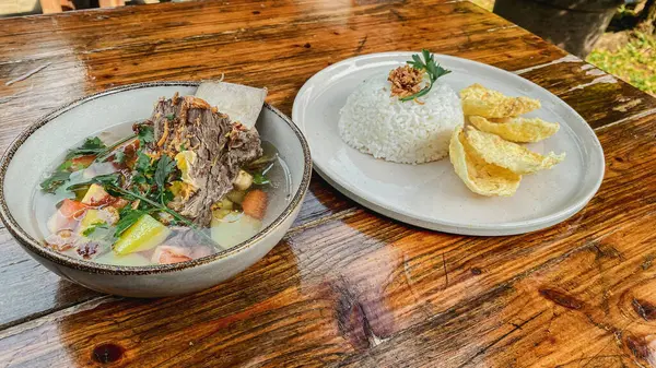 Endonezya 'daki Endonezya yemekleri. Endonezya yemekleri pirinç, tavuk, tavuk, tavuk çorbası, sebze ve baharatla servis edilir.