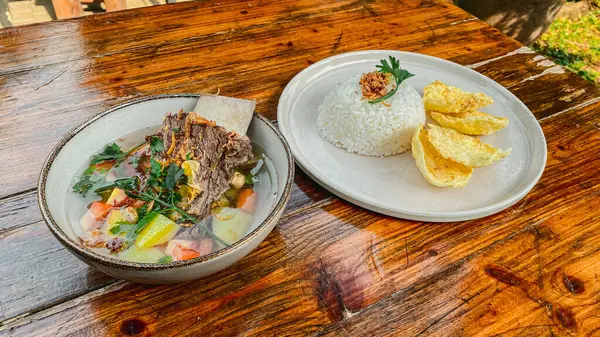 Kızarmış domuz ve pirinçli yumurta.