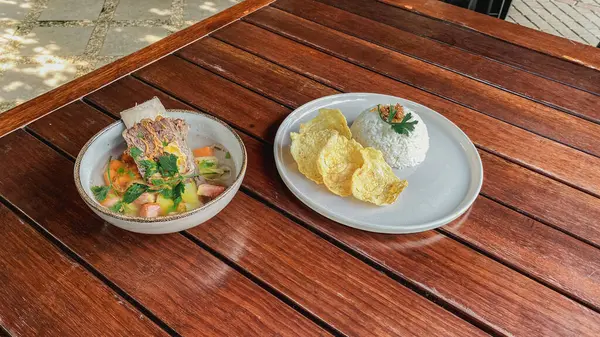 Lokantada bir parça ekmek ve bir tabak salata ile nefis bir yemeğin yüksek açılı çekimi.