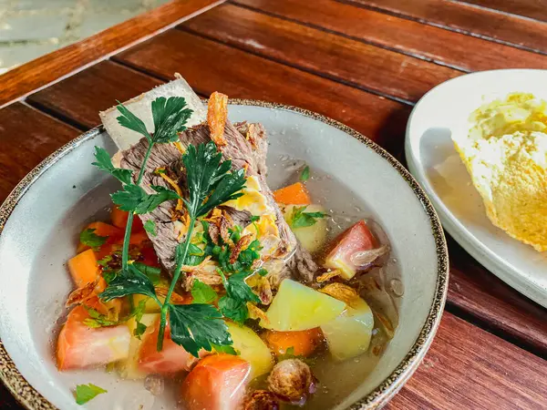 Restoranda Tayland yemeği..