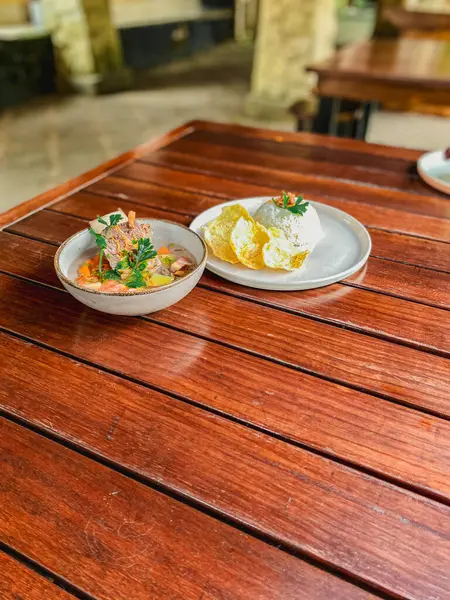 Lokantadaki bir kafede kahvaltı, içinde ekmek, tereyağı ve süt olan bir masa..