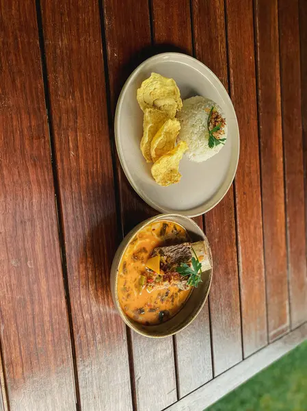 Bir Asya yemeğinin yakın çekimi.