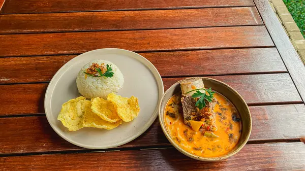 Tavuklu pilav, köri ve ahşap tabakta kızarmış pilav. Tayland yemeği.