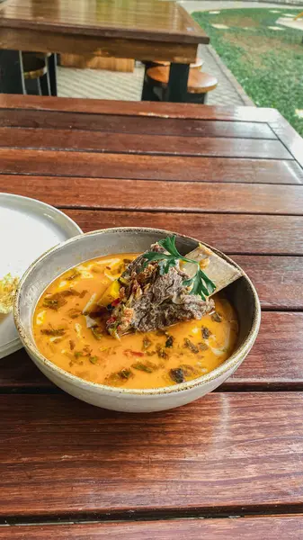 Domuz eti ve sebzeli çorba.