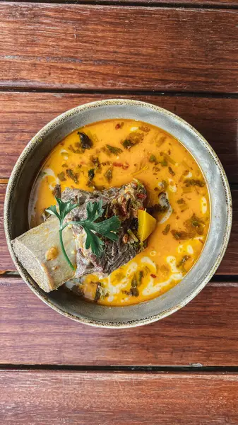 Biftek, balık, pirinç ve baharatlı bir kase çorba..