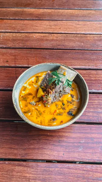 Sebzeli kızarmış tavuk.