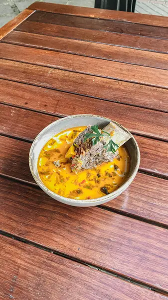 Tayland yemeği, köri ve tavuk çorbası.