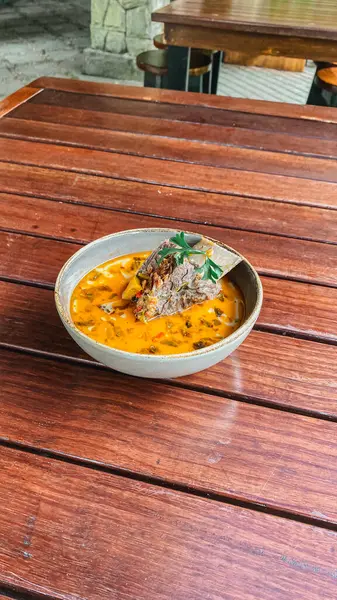 Lokantadaki lezzetli bir yemeğin yakın çekimi.