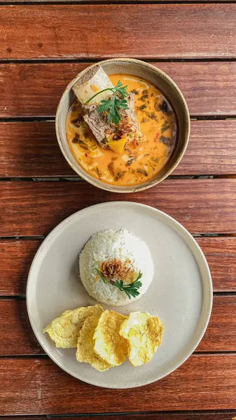 Köri soslu kızarmış pilav.