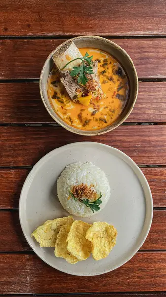 Kızarmış pilavın mutfak fotoğrafı.