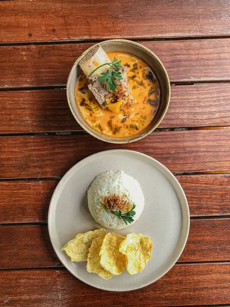 Kızarmış pilav, balık ve kızarmış yumurta, kızarmış domuz ve sebze.