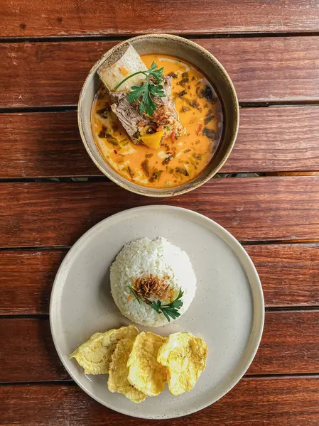 Tayland pirinci, pirinçli tavuk köri ve ahşap tepside köri.