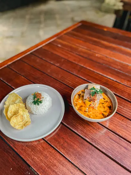 Tahta masada karides ve yumurtalı pilav.