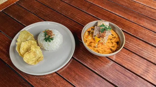 Baharatlı soslu pirinç ve tavuk, Tayland yemeği.