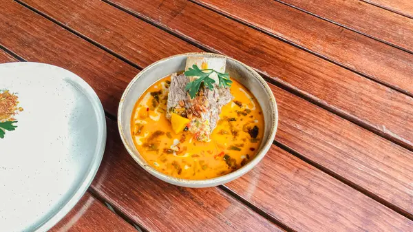 Pirinçli baharatlı Tayland körisi.