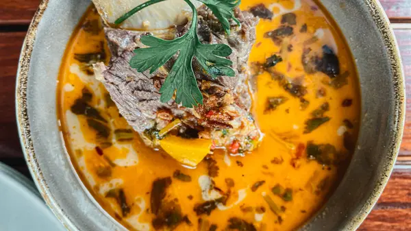 Baharatlı Tayland çorbası, biftek ve pilav.