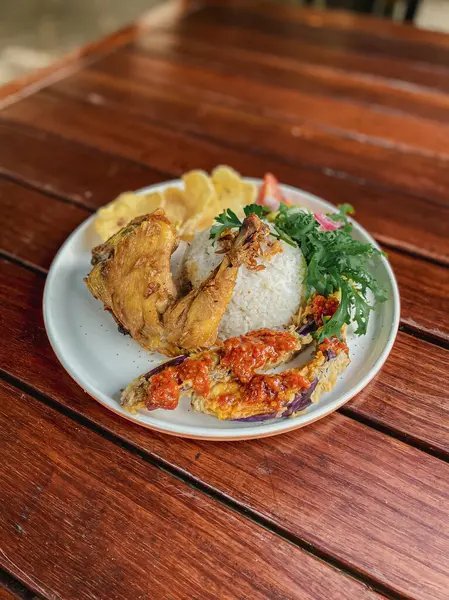 Kızarmış tavuk ve sebzeli pilav.