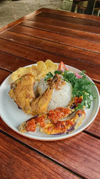 Pirinç ve sebzeli kızarmış tavuk.