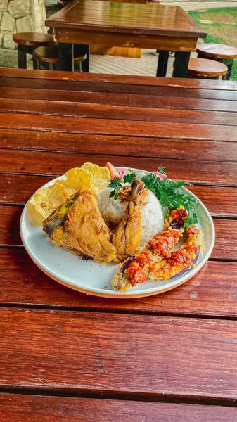 Sebze ve soslu ızgara tavuk.