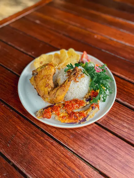 Kızarmış tavuk ve kızarmış balık.