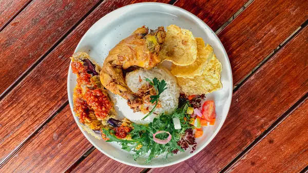 Tabakta sebzeli tavuk kanadı.