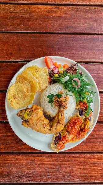 Tavuk, sebze ve soslu kızarmış pilav.