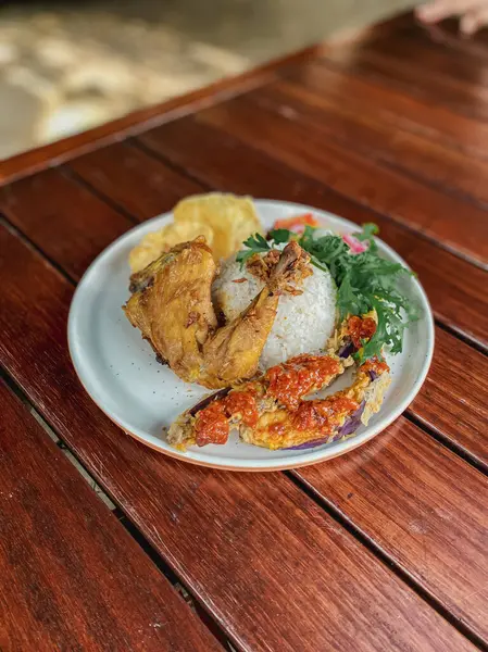 Tavuk ve sebzeli kızarmış pirinç, Asya usulü.