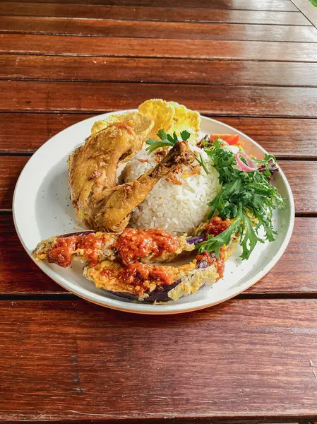 kızarmış tavuk köri ve pilav ile