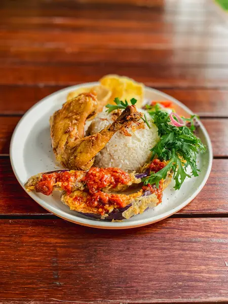 Tavuklu pilav ve kızarmış yumurtalı körili tavuk.