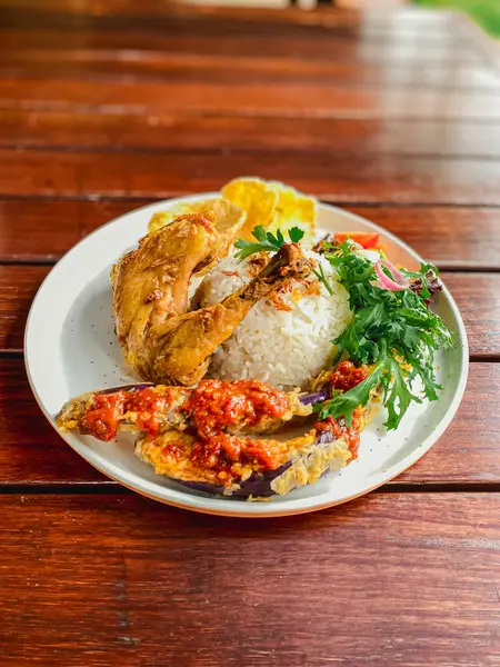 Kızarmış tavuk, pilav ve kızarmış yumurta..