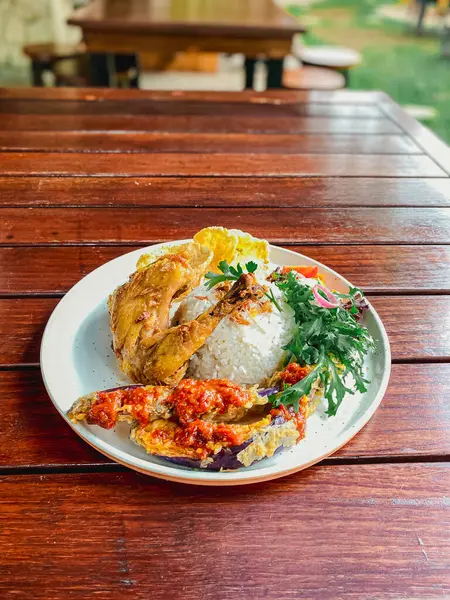 Tavuklu pilav ve kızarmış yumurta restorandaki masada.