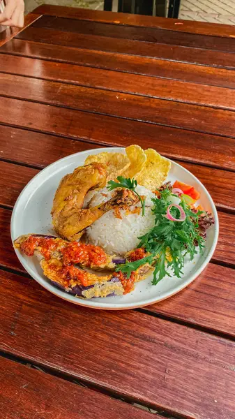 Kızarmış tavuğun mutfak fotoğrafı.