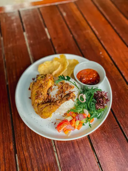 Ahşap masada kızarmış pirinçli kızarmış tavuk. Endonezya yemekleri.