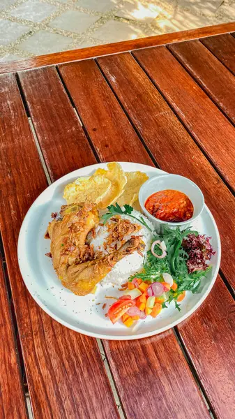 Endonezya yemeği, kızarmış tavuk, sebze ve baharatlı pilav.