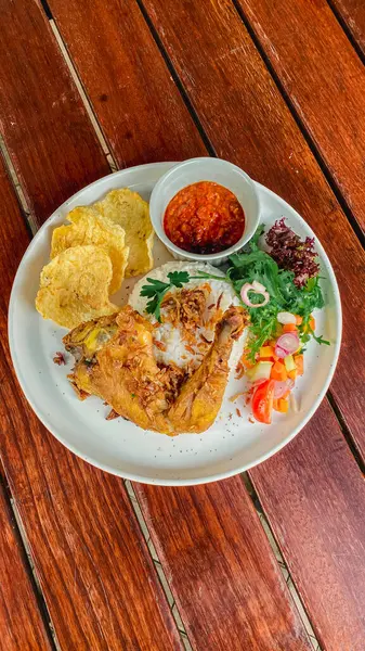 Tavuklu pilav ve sebze tabağı.