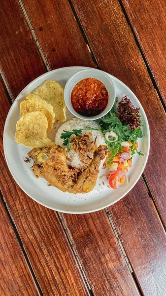 Kızarmış tavuğun mutfak fotoğrafı.