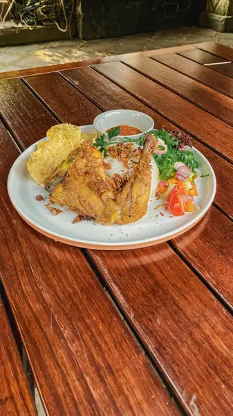 Pirinç ve sebzeli kızarmış tavuk.